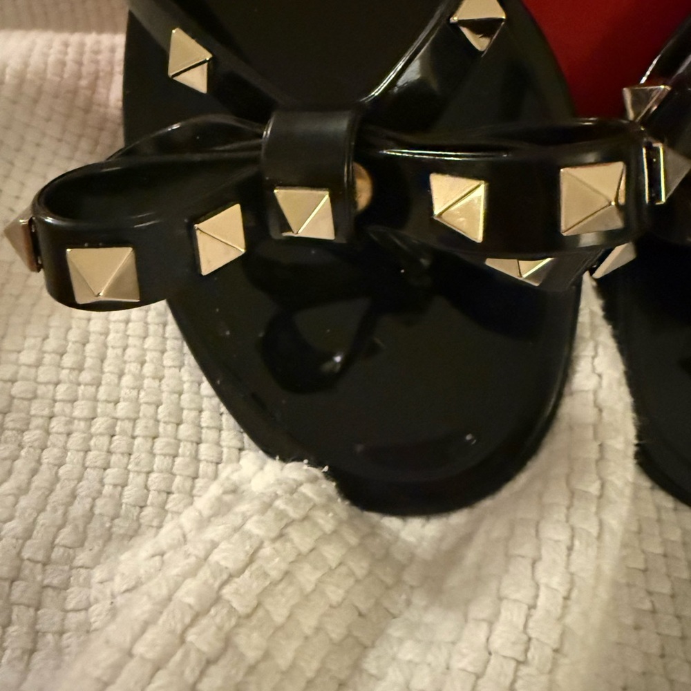 Valentino Garavani Black Rockstud Bow Tie Detail Flip Flop Sandals - Picture 3 of 9